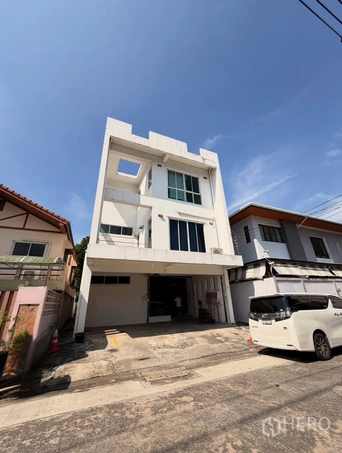 สำนักงานที่บ้าน for rent in Huai Khwang, Bangkok - มุมมองอาคารโฮมออฟฟิศ 4 ชั้น จากถนน พร้อมที่จอดรถ