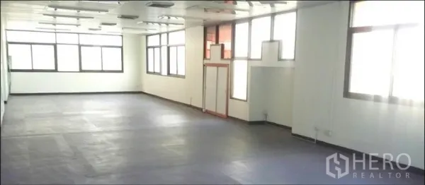 สำนักงาน ให้เช่าในChatuchak, Bangkok - พื้นที่สำนักงานแบบเปิดโล่งในย่านจตุจักร กรุงเทพฯ มีหน้าต่างบานใหญ่ ผนังสีขาว ฝ้าเพดานพร้อมไฟ และพื้นสีเข้มทนทาน