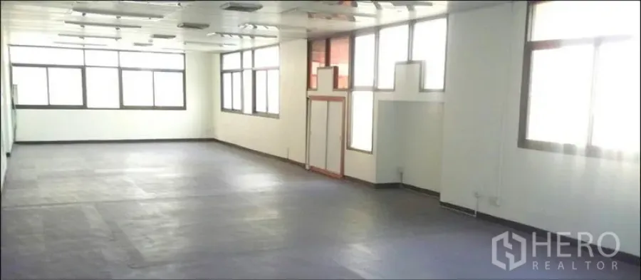สำนักงาน ให้เช่าในChatuchak, Bangkok - พื้นที่สำนักงานแบบเปิดโล่งในย่านจตุจักร กรุงเทพฯ มีหน้าต่างบานใหญ่ ผนังสีขาว ฝ้าเพดานพร้อมไฟ และพื้นสีเข้มทนทาน