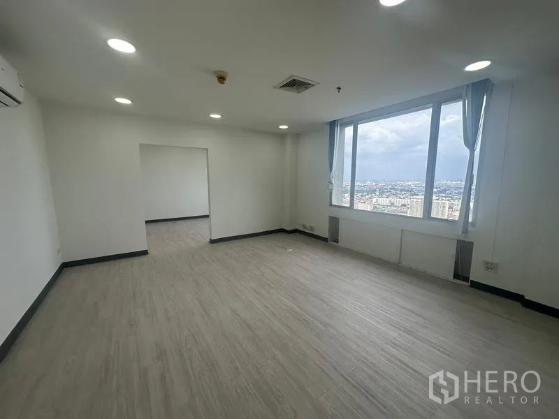 สำนักงาน ให้เช่า - ห้องประชุมพร้อมหน้าต่างบานกว้าง มองเห็นวิวเมืองกรุงเทพฯ