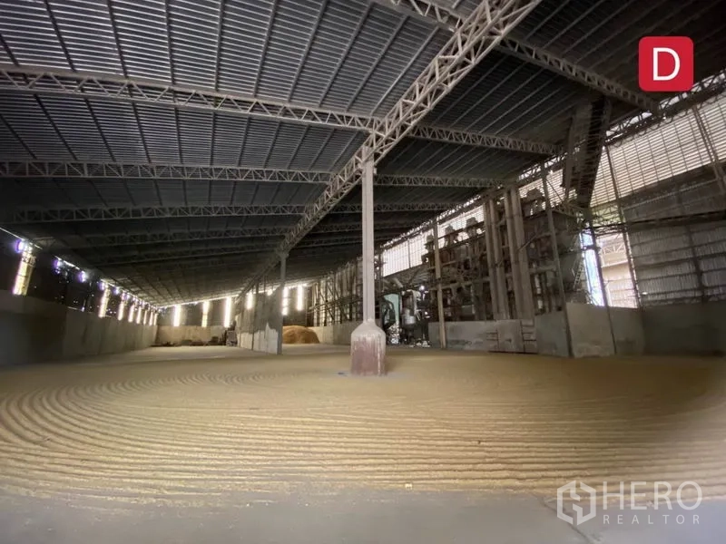 工厂 出租在Chachoengsao - 工厂车间，沿墙布置设备与叉车，位于金属瓦屋顶下