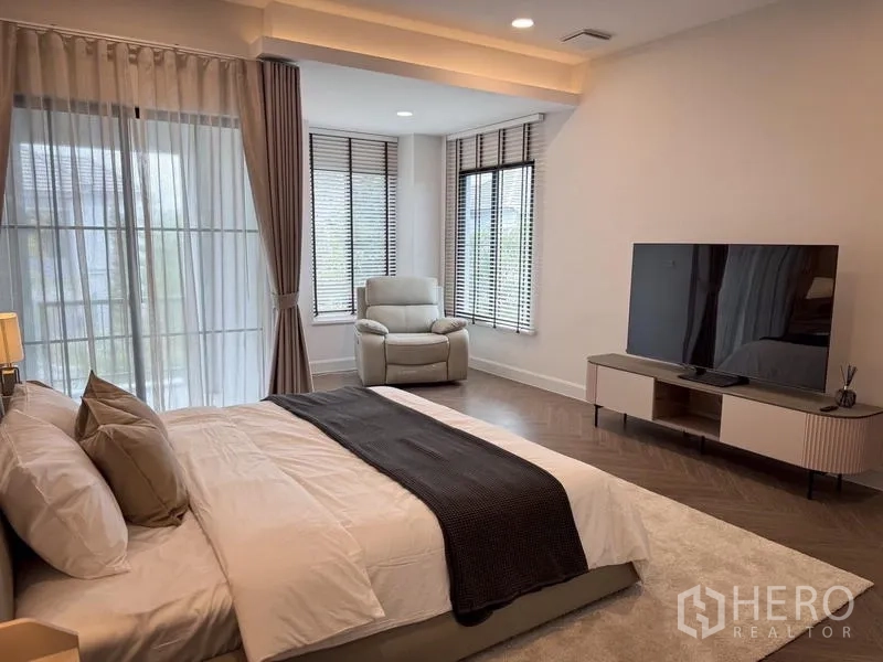 独立式住宅 出租或出售 - 宽敞主卧，落地窗、电视柜与休闲单椅。