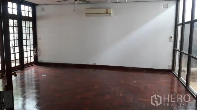 บ้าน ให้เช่าในYan Nawa, Bangkok - พื้นที่นั่งเล่นอีกห้อง พื้นปาร์เกต์ มีเครื่องปรับอากาศและหน้าต่างบานใหญ่