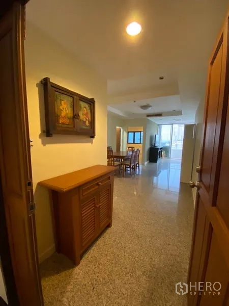 คอนโด ให้เช่าในWatthana, Bangkok - โถงทางเข้าพร้อมตู้บิวท์อิน มองต่อเนื่องไปยังพื้นที่รับประทานอาหารแสงอบอุ่น