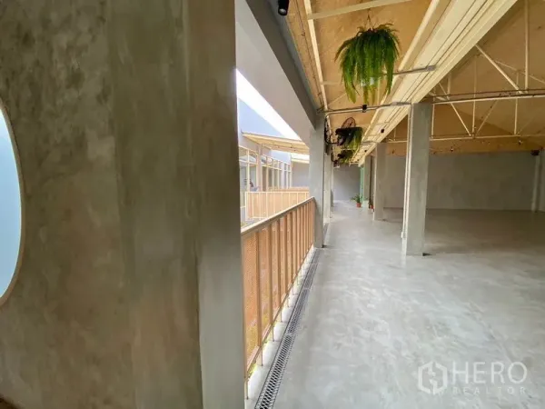 零售空间 出租在Watthana, Bangkok - 宽敞的二层大厅，抛光水泥地与外露桁架顶。