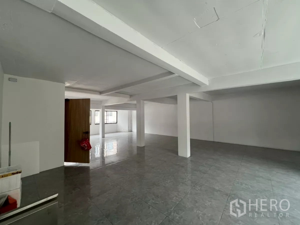 零售空间 出租在Pathum Wan, Bangkok - 开阔的开放式楼层，白色柱子与亮面瓷砖地