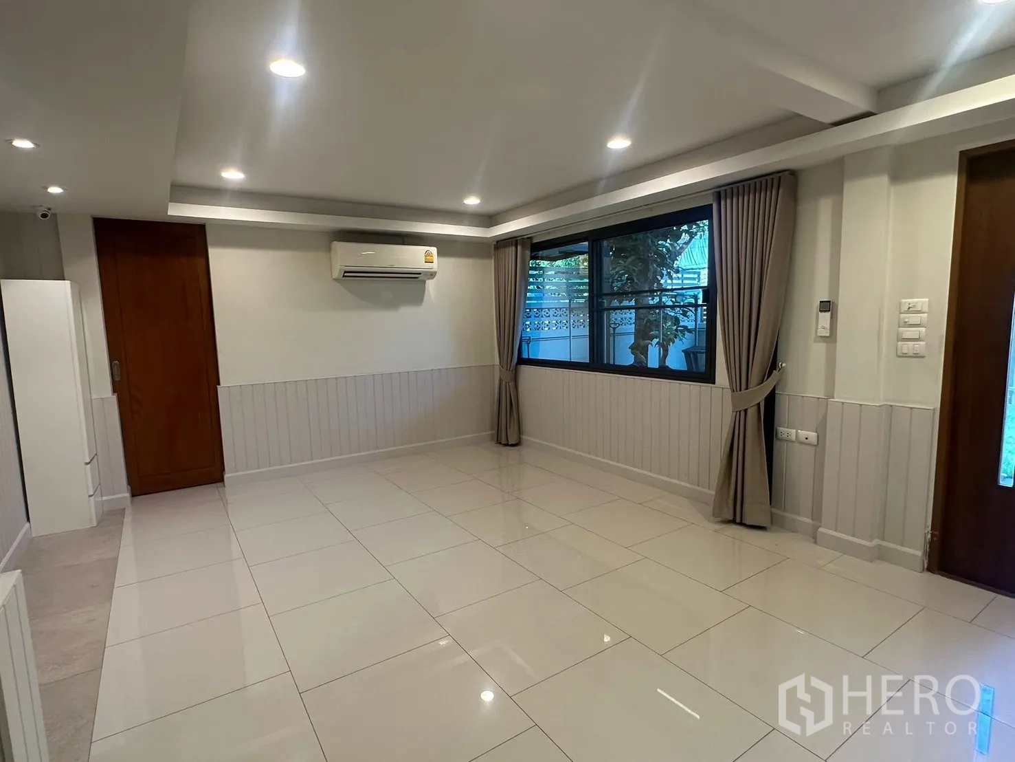 บ้าน for rent in Watthana, Bangkok - ห้องนั่งเล่นพร้อมหน้าต่างบานใหญ่ ผ้าม่าน และเครื่องปรับอากาศแบบแยกส่วน