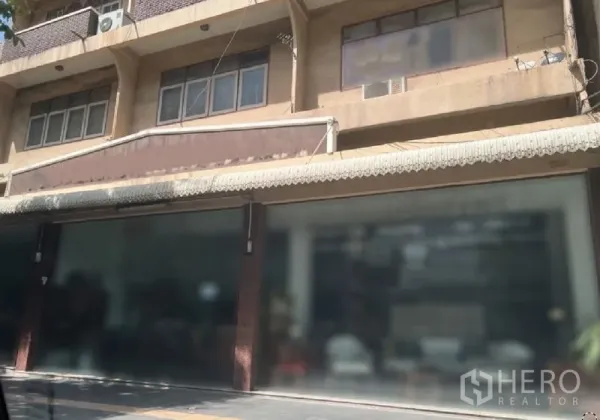 พื้นที่ขายปลีก ให้เช่าในWatthana, Bangkok - แถวอาคารร้านค้าชั้นล่าง กระจกบานใหญ่ ต่อเนื่องใต้กันสาดยาว พร้อมหน้าต่างชั้นบนและเครื่องปรับอากาศ