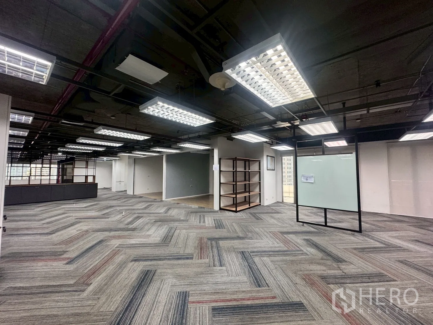 办公室 for rent in Watthana, Bangkok - 宽敞区域配可移动玻璃白板、置物架与地毯砖地面。