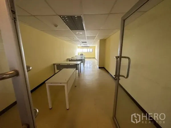 สำนักงาน ให้เช่าในWatthana, Bangkok - สำนักงานแบบเปิดขนาด 51 ตร.ม. ประตูกระจก โต๊ะทำงาน ฝ้าเพดาน และแสงธรรมชาติในเขตวัฒนา กรุงเทพฯ