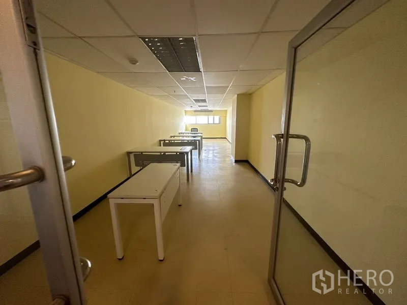 สำนักงาน ให้เช่าในWatthana, Bangkok - สำนักงานแบบเปิดขนาด 51 ตร.ม. ประตูกระจก โต๊ะทำงาน ฝ้าเพดาน และแสงธรรมชาติในเขตวัฒนา กรุงเทพฯ