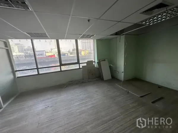 สำนักงาน ให้เช่า - ห้องทำงานกว้างพร้อมหน้าต่างบานใหญ่ รับแสงธรรมชาติและวิวเมือง