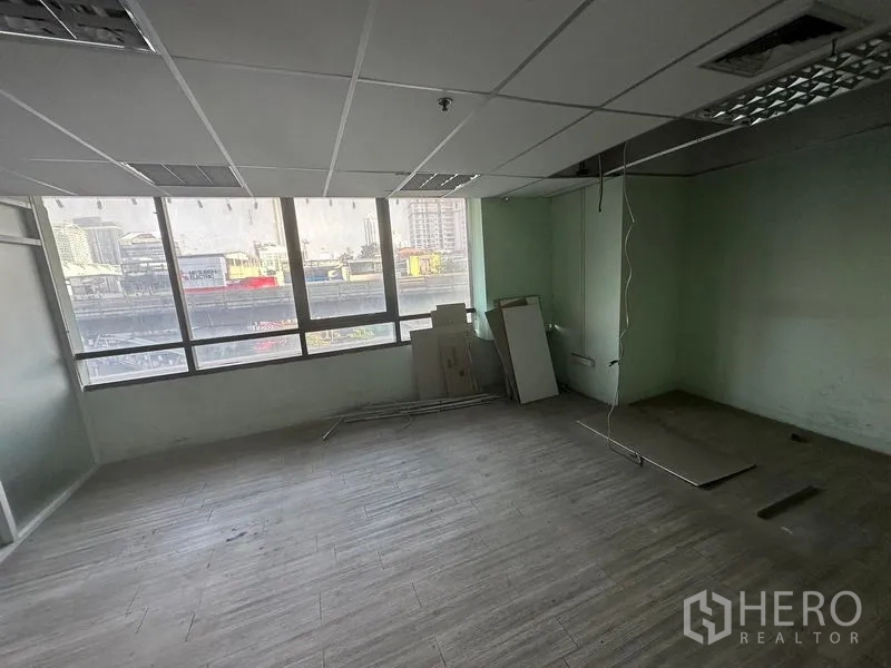 สำนักงาน ให้เช่า - ห้องทำงานกว้างพร้อมหน้าต่างบานใหญ่ รับแสงธรรมชาติและวิวเมือง