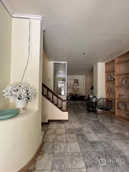 สำนักงานที่บ้าน ให้เช่าในSuan Luang, Bangkok - โถงทางเข้าพร้อมบันได มองไปยังพื้นที่ทำงานและชั้นวางบิวท์อิน