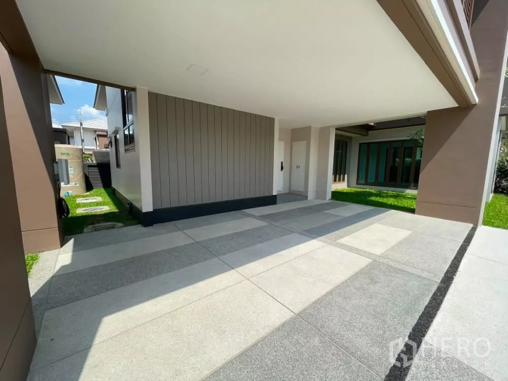 บ้าน ให้เช่าหรือขายในBang Kapi, Bangkok - ที่จอดรถในร่มรองรับ 3 คัน พร้อมทางเข้าปูแผ่นพื้นและสนามหญ้า