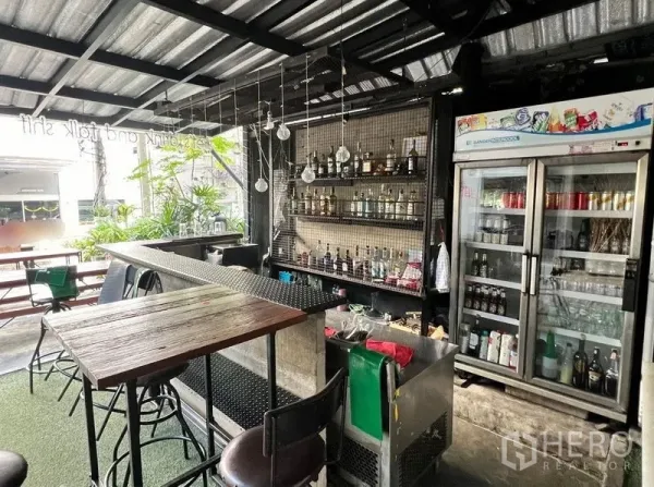 零售空间 出租在Watthana, Bangkok - 吧台特写，酒瓶层架与玻璃门冷柜，铺位已配套完备。