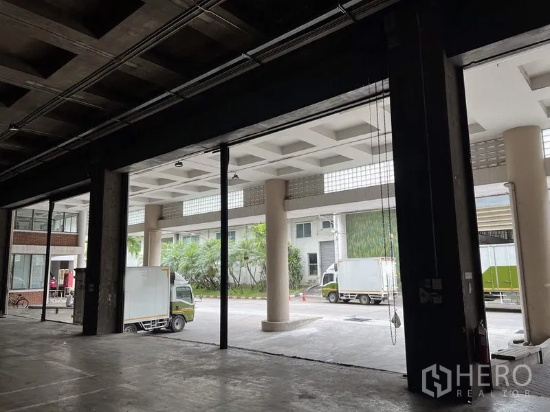 Warehouse for rent in Chatuchak, Bangkok - Covered loading bay with truck access and wide driveway at a Chatuchak, Bangkok warehouse.