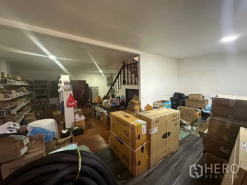 สำนักงานที่บ้าน ให้เช่าในSathon, Bangkok - ห้องเก็บของชั้นล่างพร้อมชั้นวาง กล่องเก็บสินค้า และบันได