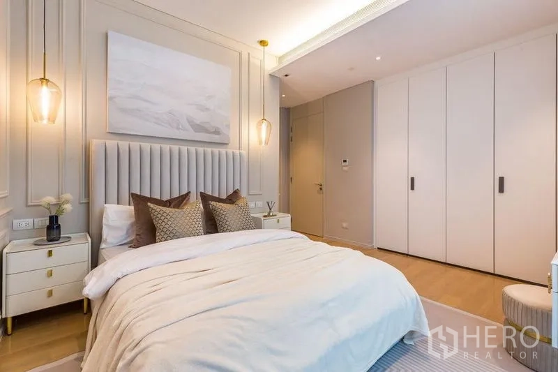 คอนโด ให้เช่าในPathum Wan, Bangkok - ห้องนอนที่สองพร้อมตู้เสื้อผ้าบิลต์อิน โคมไฟห้อย และเตียงนุ่มสบาย