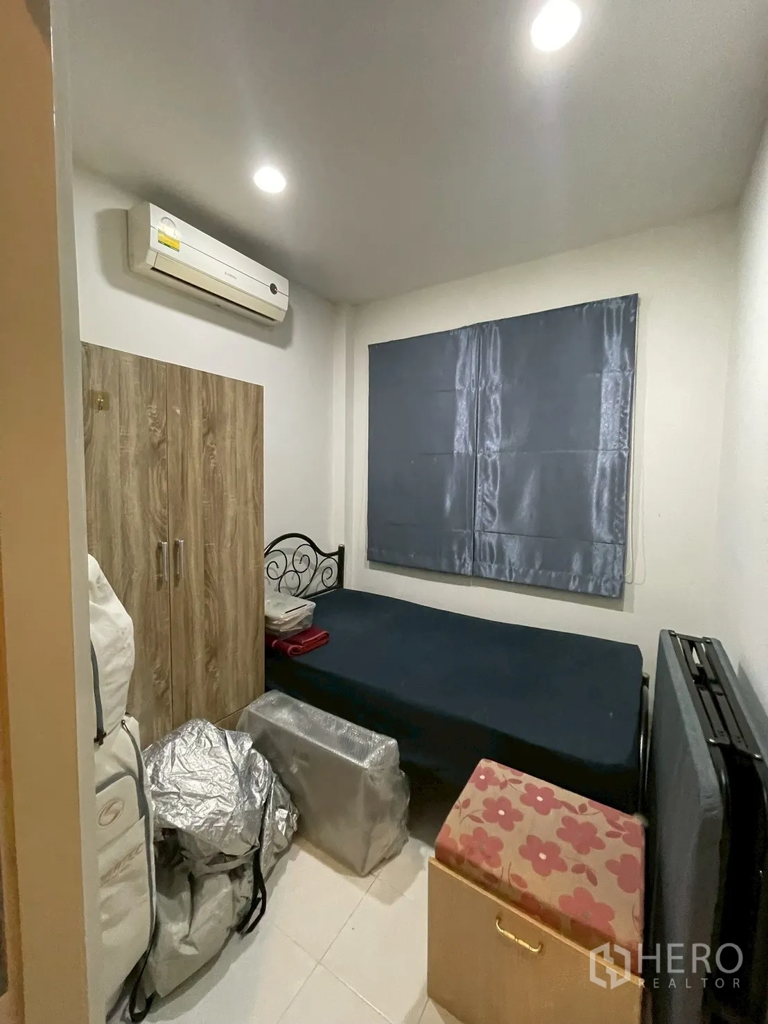 Detached House for rent in Bang Kapi, Bangkok - Compact bedroom with single bed, wardrobe, air conditioner, and window blinds.