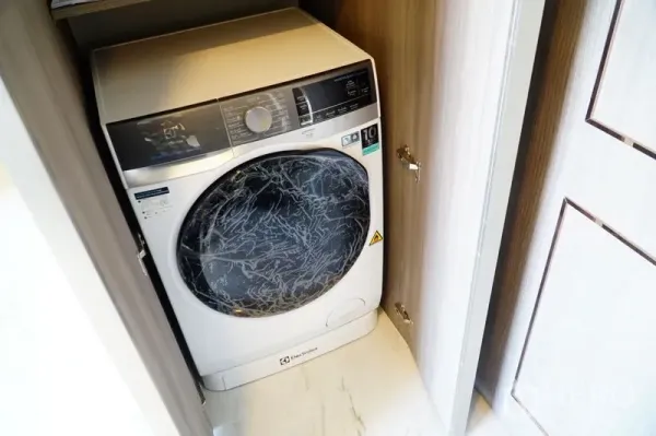 公寓 出租在Watthana, Bangkok - 嵌入柜体的前开式洗烘一体机。