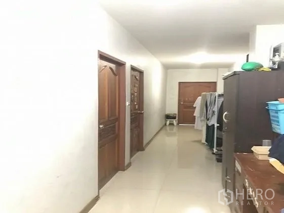 โรงงาน ขายในKhlong Luang, Pathum Thani - โถงทางเดินสว่างพร้อมประตูไม้ไปยังห้องพักและส่วนใช้สอยพนักงาน