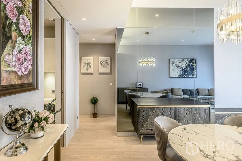 คอนโด ขายในWatthana, Bangkok - มุมทานอาหารพร้อมโคมไฟแชนเดอเลียร์ ผนังกระจก และโต๊ะหินอ่อน เชื่อมต่อพื้นที่นั่งเล่น