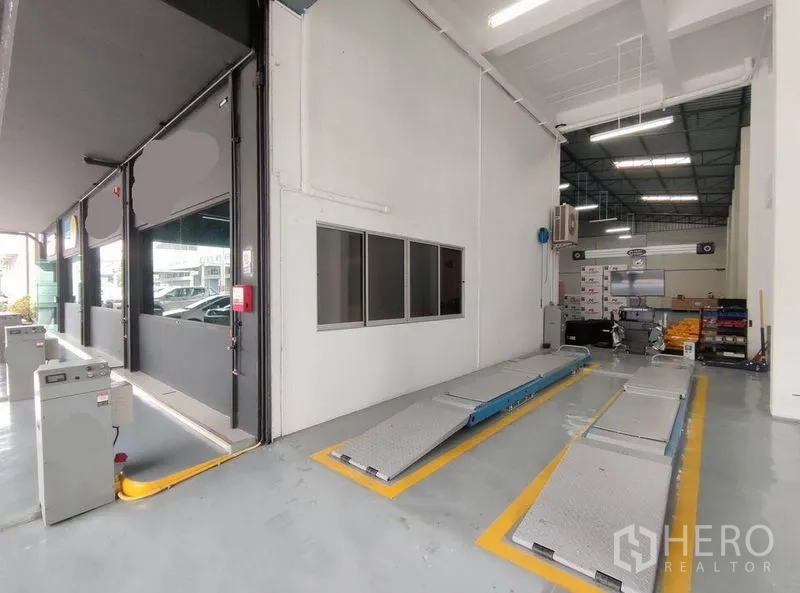 Warehouse for rent in Bang Phli, Samut Prakan - Loading zone with vehicle ramps, roller shutter and equipment.