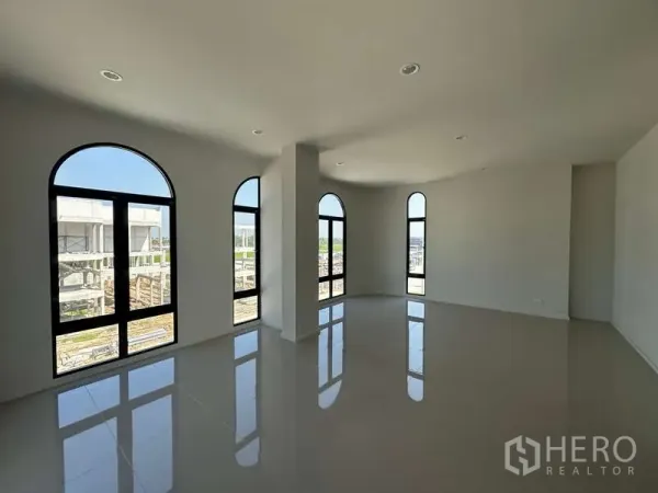 โรงงาน ขายในLam Luk Ka, Pathum Thani - ห้องออฟฟิศมุมกว้าง มีหน้าต่างโค้งหลายบานรับแสงธรรมชาติ