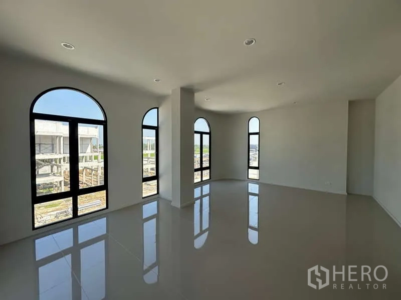 โรงงาน ขายในLam Luk Ka, Pathum Thani - ห้องออฟฟิศมุมกว้าง มีหน้าต่างโค้งหลายบานรับแสงธรรมชาติ