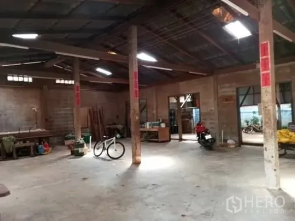 บ้าน ขายในBang Na, Bangkok - อาคารเอนกประสงค์/โรงเรือนภายในที่ดิน พื้นคอนกรีต เสาไม้ และช่องแสงบนหลังคา