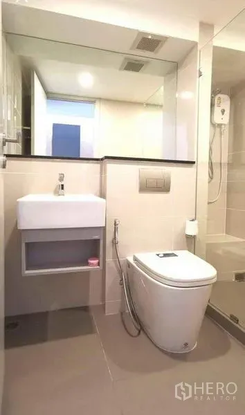 คอนโด ให้เช่าในSathon, Bangkok - ห้องน้ำสไตล์โมเดิร์น มีกระจกกั้นอาบน้ำ อ่างล้างหน้าแขวนผนัง กระจกเงา และโถสุขภัณฑ์