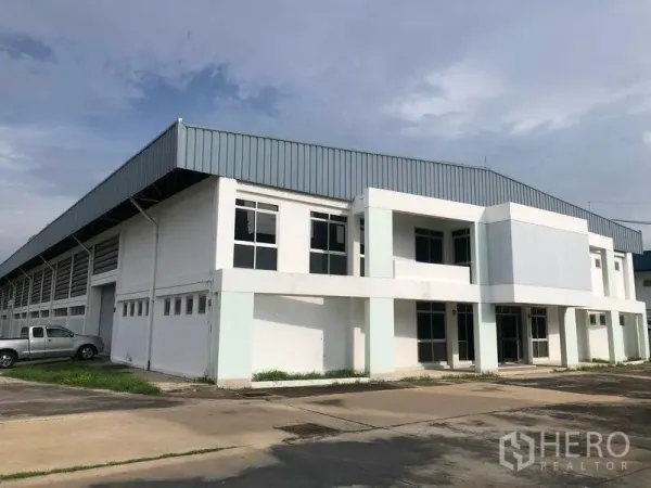工厂 出租或出售在Bang Pa-in, Phra Nakhon Si Ayutthaya - 独栋工厂外观，带两层办公室、金属屋顶与宽阔车道。