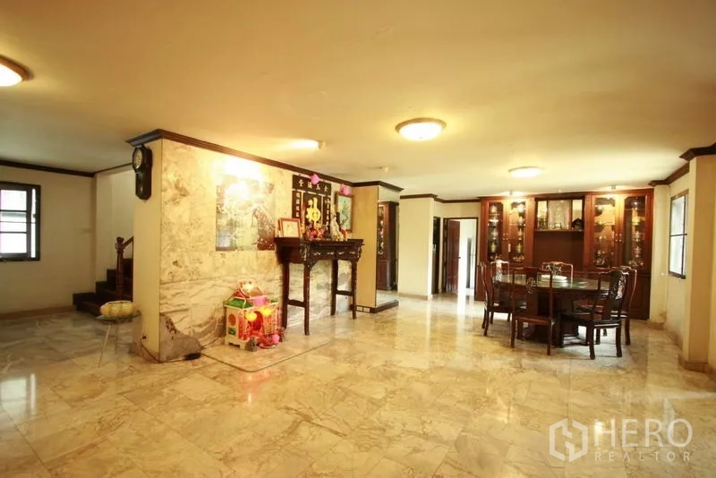 Detached House for rent in Bang Phli, Samut Prakan - Spacious dining hall with marble floors, display cabinetry and round dining table.