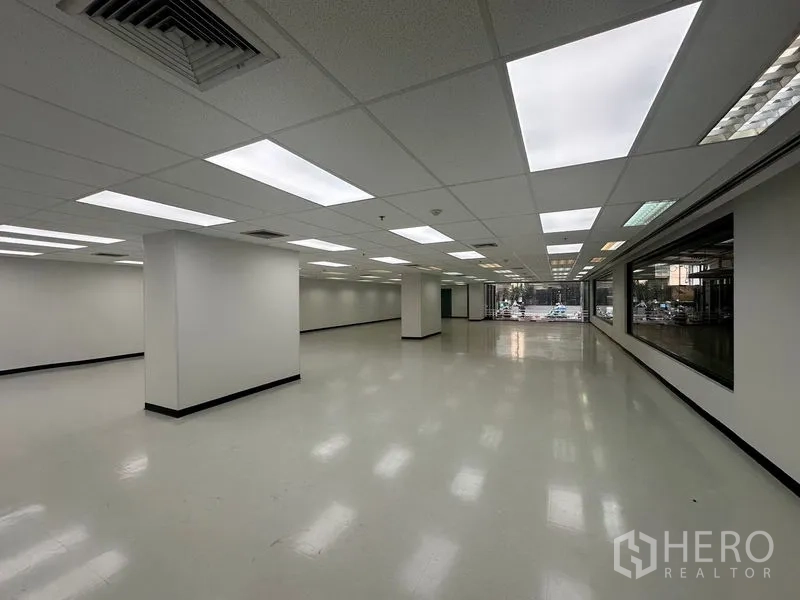 สำนักงาน ให้เช่าในPhaya Thai, Bangkok - พื้นที่ทำงานสว่าง ฝ้าทีบาร์ ช่องแอร์แบบฝัง และผนังกระจกภายใน