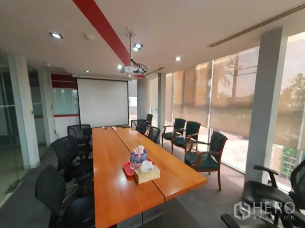 สำนักงาน ให้เช่าในYan Nawa, Bangkok - ห้องประชุมโต๊ะยาว พร้อมโปรเจคเตอร์และจอรับภาพ รายล้อมด้วยกระจกเต็มบาน