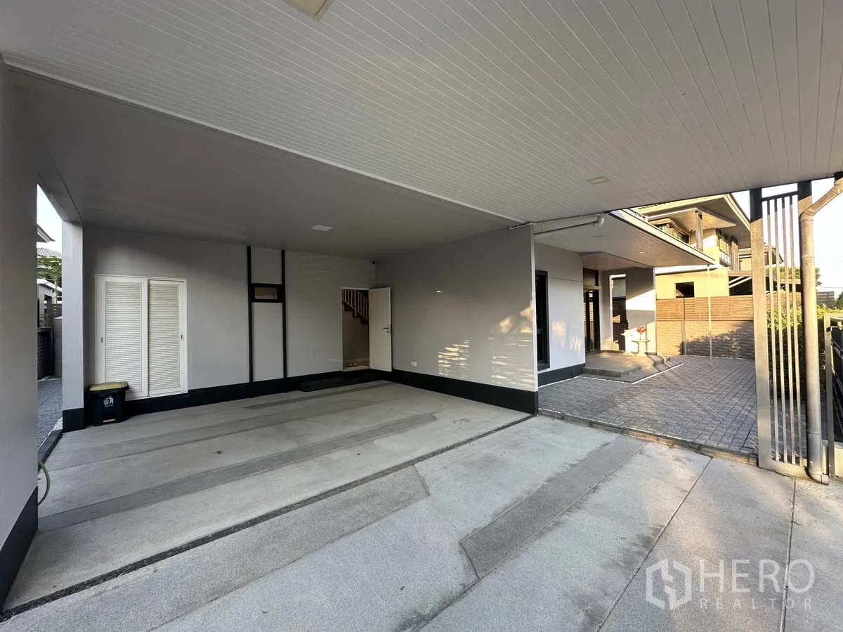 บ้าน ให้เช่าหรือขายในLam Luk Ka, Pathum Thani - ที่จอดรถในร่มสำหรับ 2 คัน พร้อมชานหน้าบ้านและตู้เก็บของบิวท์อิน.