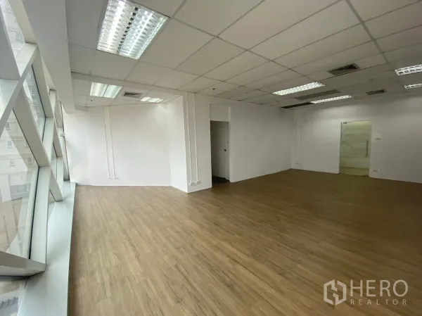 สำนักงาน ให้เช่าในWatthana, Bangkok - ภายในสำนักงานโล่ง มีประตูกระจก ผนังสีขาว พื้นลายไม้ และหน้าต่างกระจกเต็มความสูง