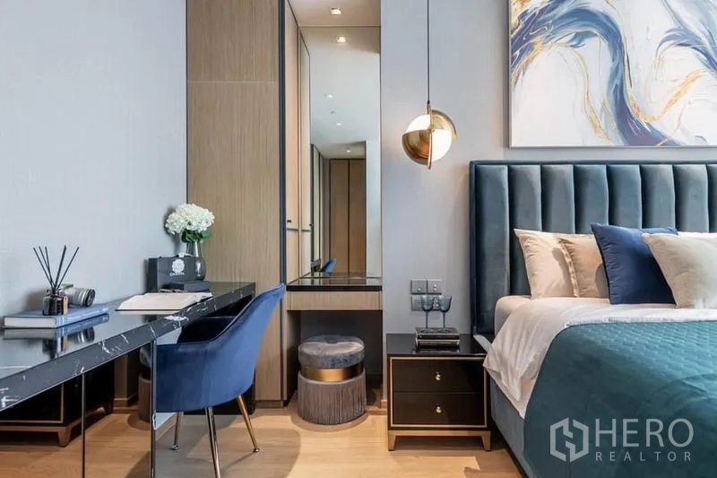 คอนโด ให้เช่าในPathum Wan, Bangkok - มุมห้องนอนพร้อมโต๊ะทำงาน โต๊ะเครื่องแป้ง โคมแขวน และโต๊ะข้างเตียง