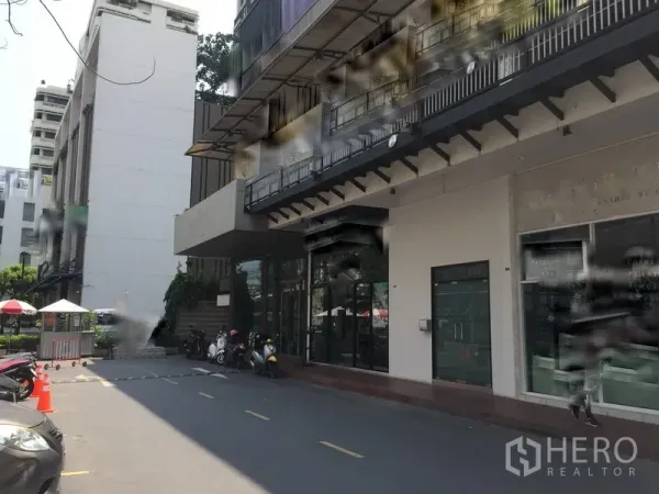零售空间 出租在Khlong Toei, Bangkok - 现代商业楼外观，多家店面与现场停车位，邻近轻轨