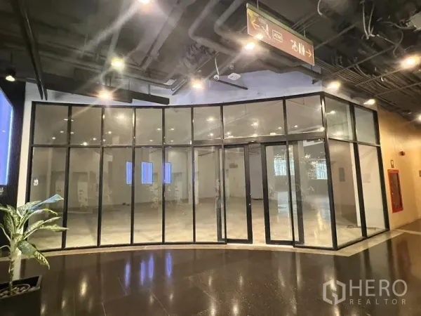 พื้นที่ขายปลีก ให้เช่าในWatthana, Bangkok - ห้องมุมค้าปลีกผนังกระจกเต็มความสูงและประตูคู่กลาง หันหน้าเข้าสู่โถงทางเดินของศูนย์.