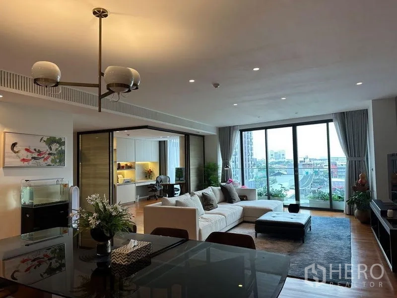 คอนโด ขายในWatthana, Bangkok - ห้องนั่งเล่นแบบเปิดโล่ง โซฟาขนาดใหญ่ ระเบียงวิวเมือง และมุมโฮมออฟฟิศ