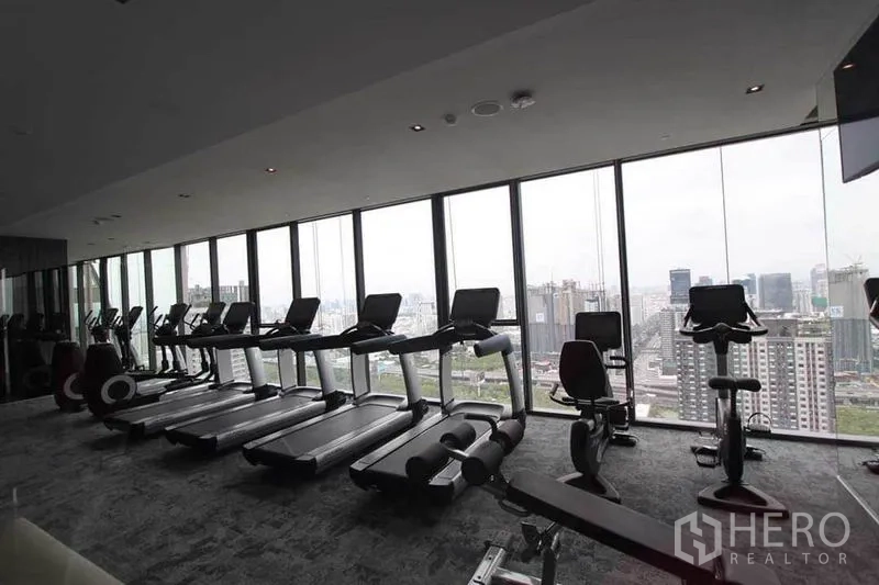 คอนโด ให้เช่าในHuai Khwang, Bangkok - ฟิตเนสพร้อมลู่วิ่งและจักรยาน มองเห็นวิวเมืองผ่านกระจกเต็มบาน
