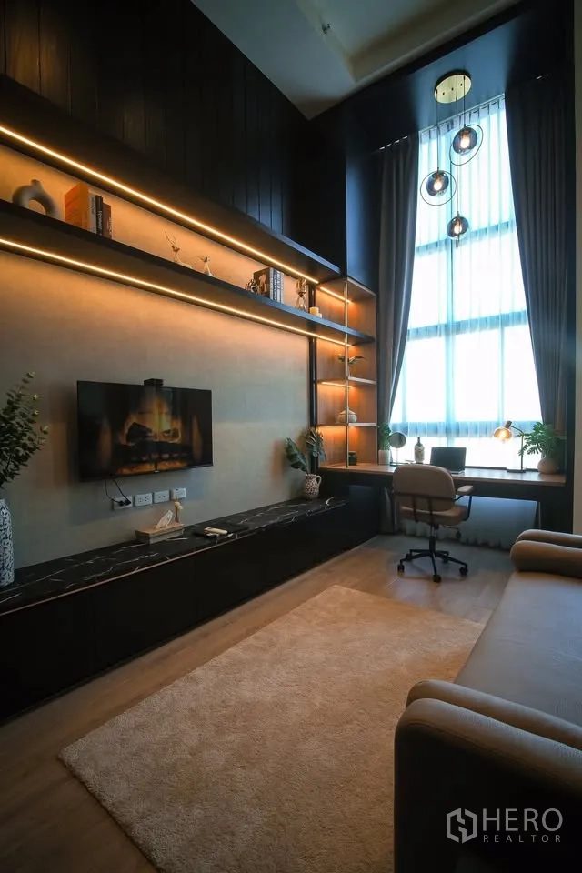 คอนโด for rent in Huai Khwang, Bangkok - ห้องนั่งเล่นสว่างด้วยหน้าต่างสูงจรดเพดาน มุมโต๊ะทำงาน และชั้นวางโมเดิร์น