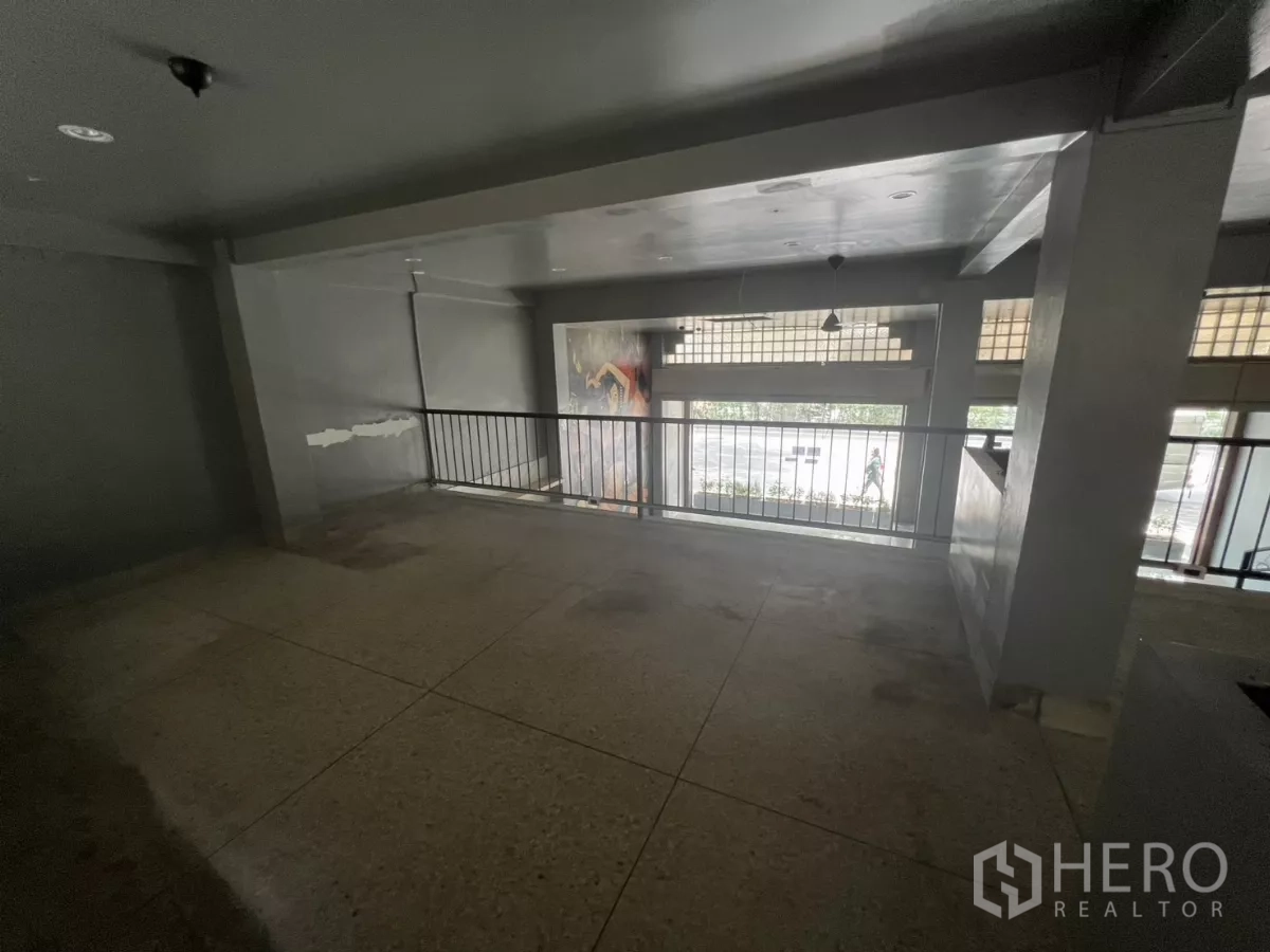 อาคารพาณิชย์ ให้เช่าในWatthana, Bangkok - วิวจากชั้นลอยเห็นผนังเพนต์ลายและแสงจากบล็อกแก้วด้านหน้า.