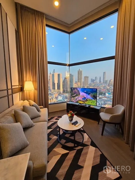 公寓 出租 - 温馨会客区，转角全景窗、城市天际线与层叠窗帘