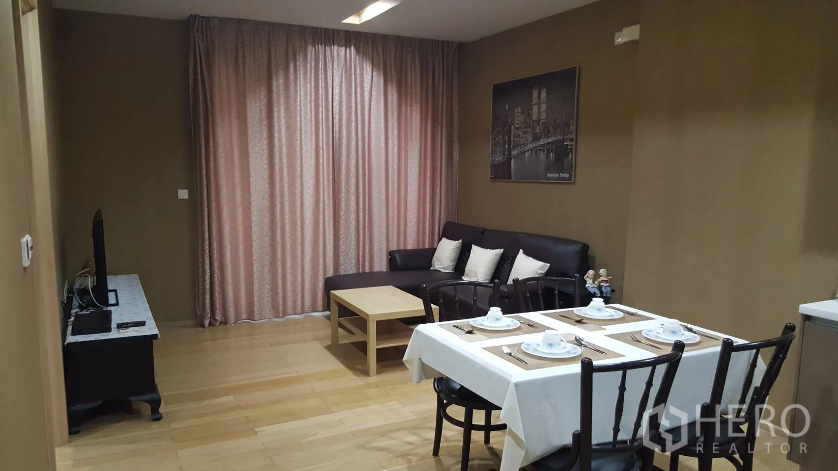 คอนโด ให้เช่าในKhlong Toei, Bangkok - พื้นที่รับแขกและรับประทานอาหารแบบโอเพ่น พร้อมโซฟาและทีวี