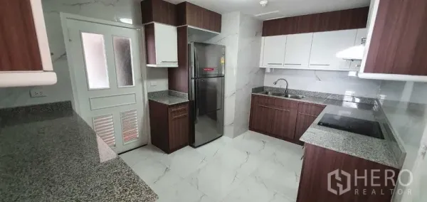 คอนโด ให้เช่าในKhlong Toei, Bangkok - ครัวรูปตัว U ท็อปหินแกรนิต ตู้สีขาวและไม้ พร้อมตู้เย็น