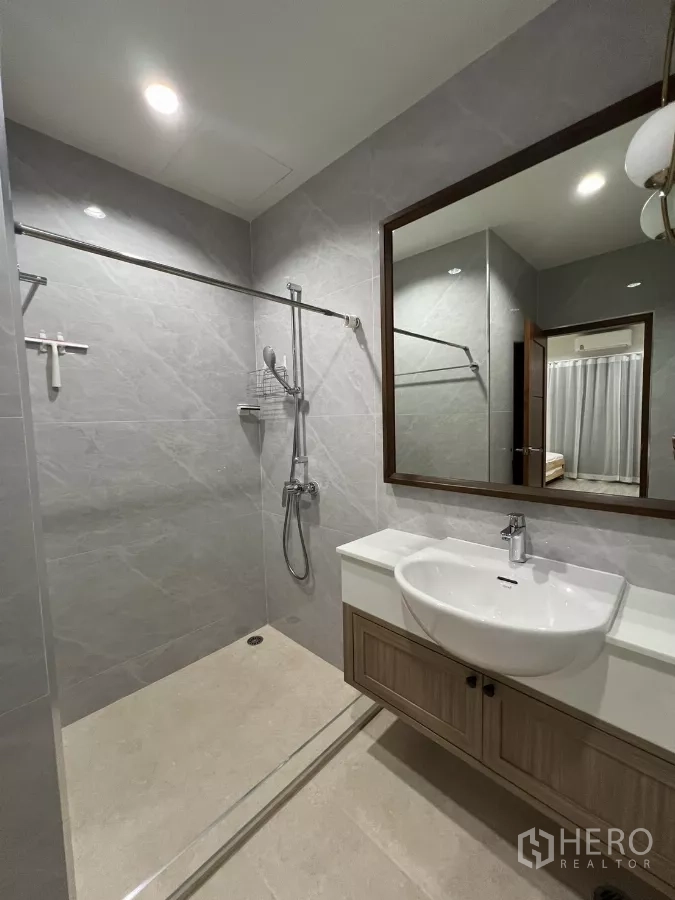 คอนโด ให้เช่าในBang Kapi, Bangkok - ห้องน้ำในตัวพร้อมฝักบัวและเคาน์เตอร์ไม้