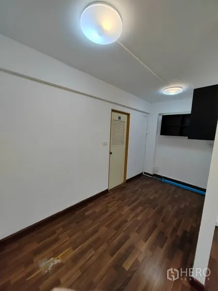 พื้นที่ขายปลีก ให้เช่าในKhlong Toei, Bangkok - ห้องออฟฟิศด้านหลัง พื้นไม้ ชั้นเก็บของ และประตูเข้าห้องน้ำ